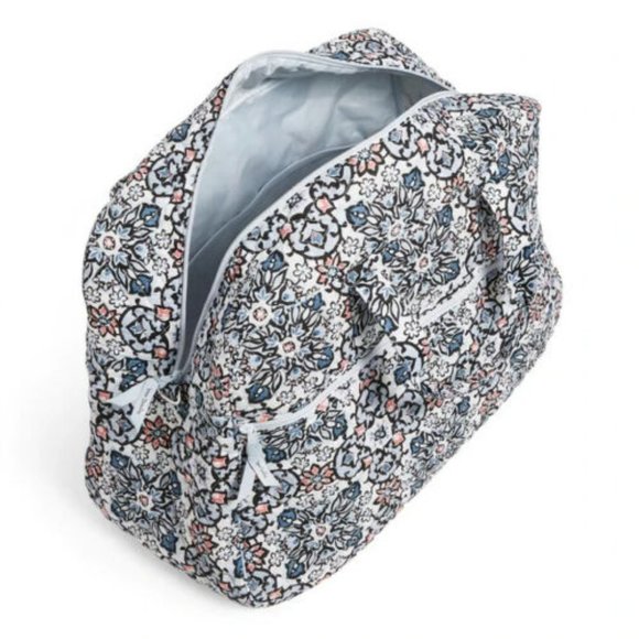 🎉HP🎉Vera Bradley Grand Traveler in Lisbon Medallion - Picture 2 of 7